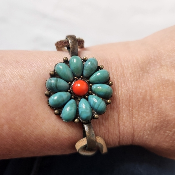 Women's Leather Band Turqoise Bracelet - Picture 4 of 4